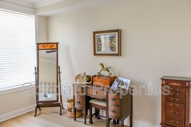 Building Photo - 907 Stiles St