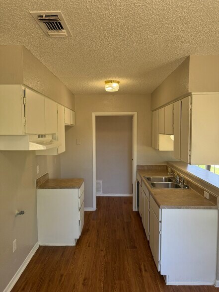 Building Photo - 4411 Jamestown Dr