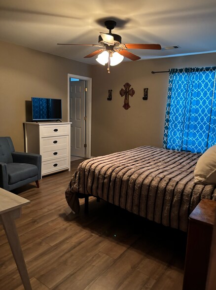 Building Photo - 2309 Greenleaf Dr