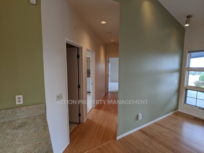 Building Photo - 3 bed 3 bath on 4.8 acres w/ beautiful water view