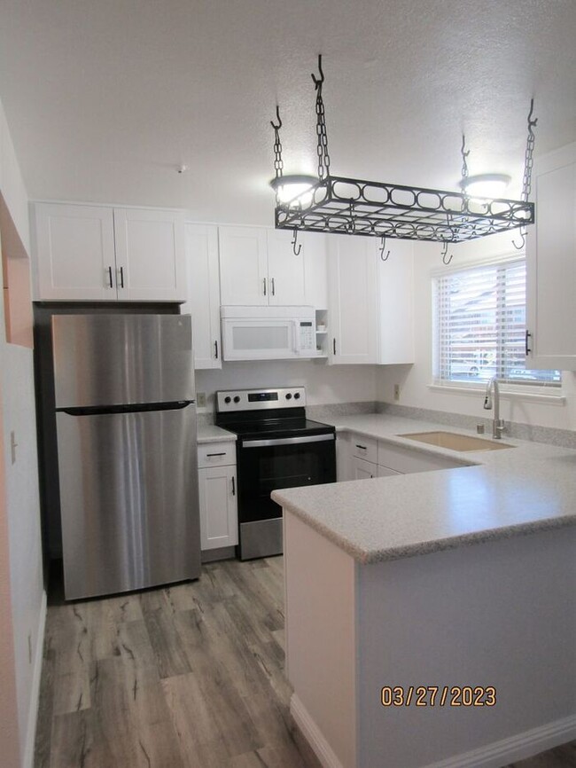 Building Photo - Beautiful updated 3 Bed, 2 Bath Condo in R...