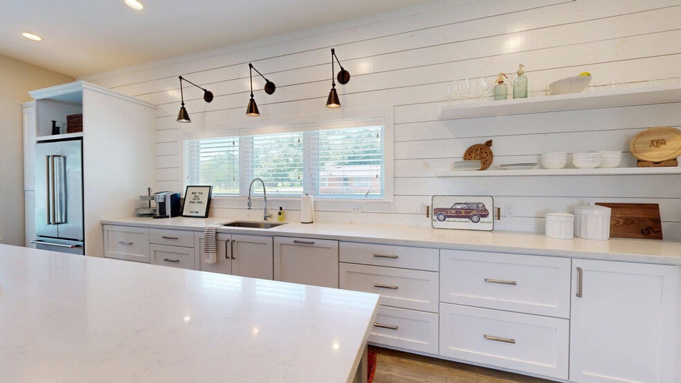 Building Photo - 805 Dexter Dr S