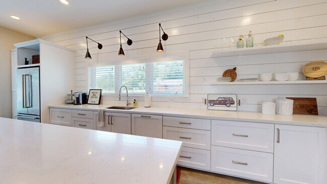 Building Photo - 805 Dexter Dr S