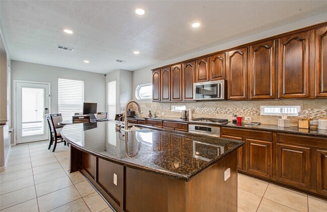 Building Photo - 1510 Lake Grayson Dr