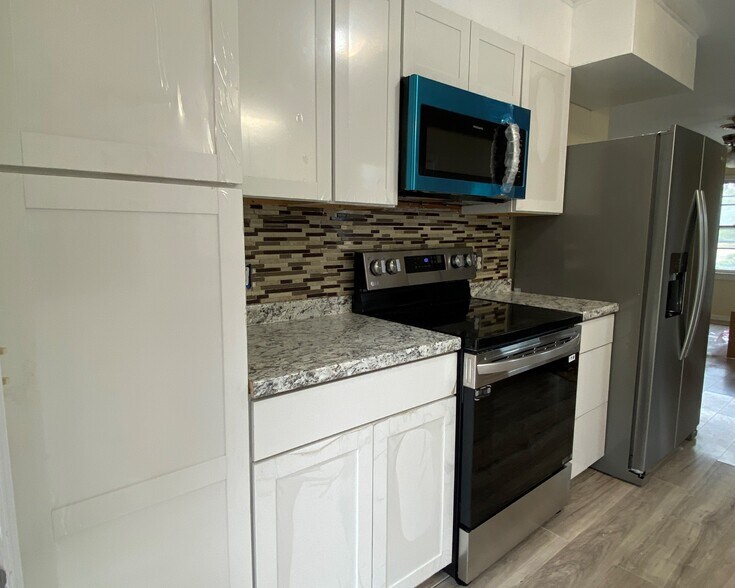 Building Photo - 374 E Monroe Ave