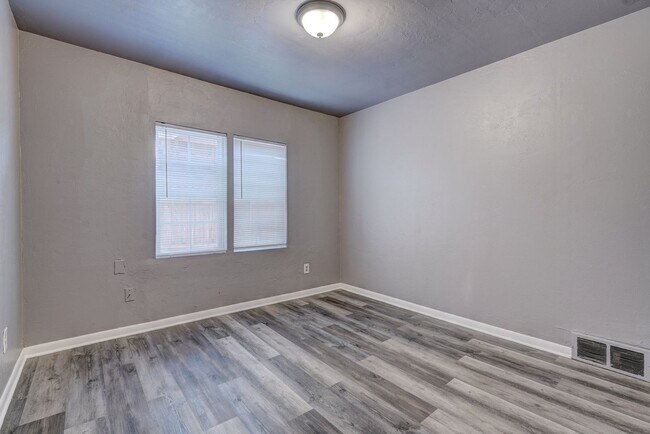 Building Photo - Stunning 3-Bedroom Property / With Shelter