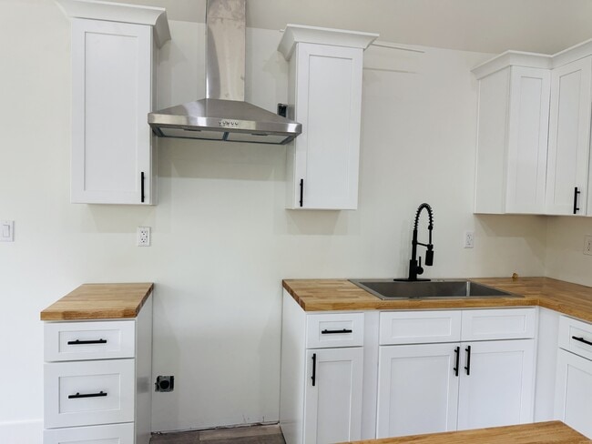 Building Photo - 221 Sheffield Dr