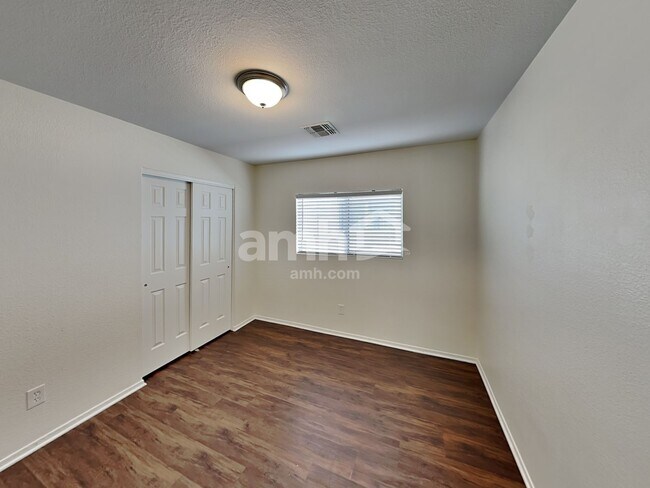 Building Photo - 286 E Mountain Alder St