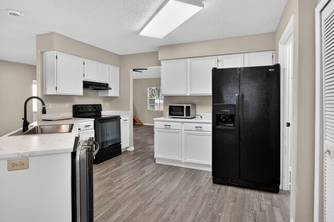 Building Photo - 802 Arietta Cir N