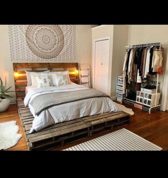 Building Photo - 2BR 1Bth unit. Heat/Hot Water included. Great location!