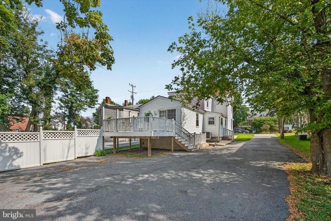 Building Photo - 426 Main St