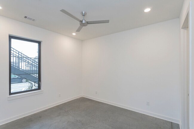 Building Photo - 415 Merritt Ave