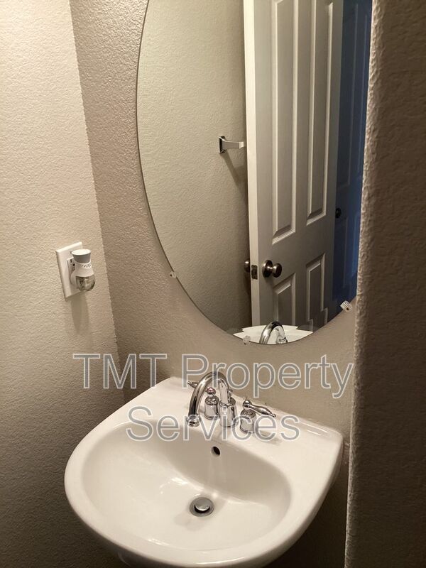 Building Photo - 530 Candela Cir