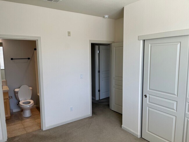 Building Photo - Stylish Willow Glen Townhome with Dual Master Suites, High Ceilings & Modern Upgrades!