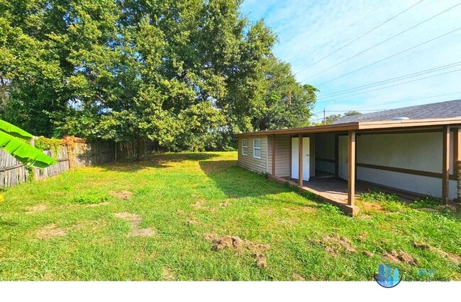Building Photo - Rare flexible commercial space available for monthly lease on busy Combee Road
