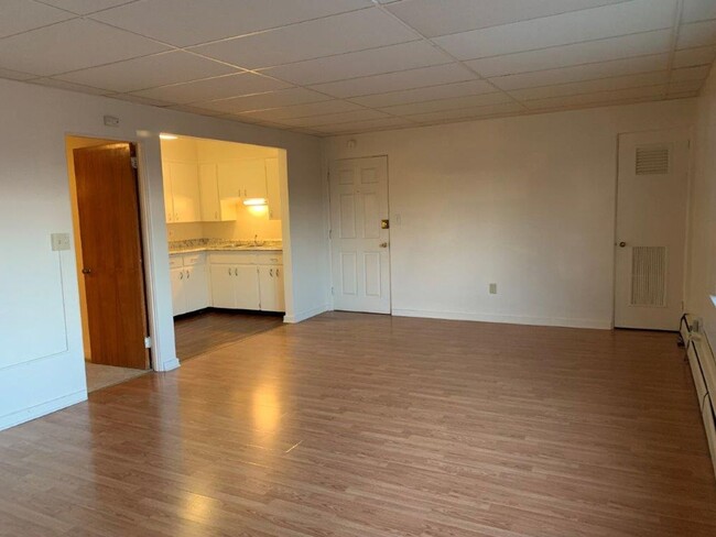 Building Photo - Welcome to this cozy 2nd floor 1-bedroom, ...