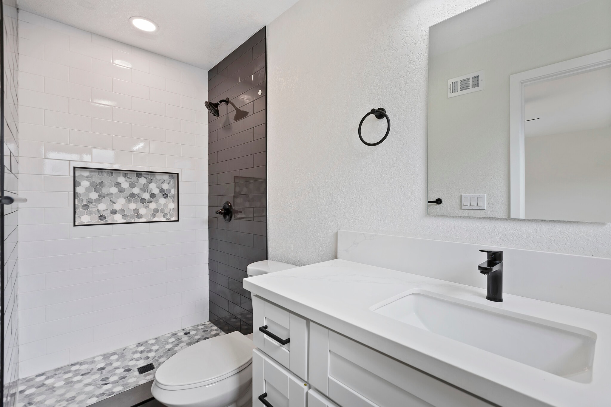 Building Photo - 2217 Cardinal Dr