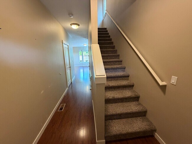 Building Photo - Charming 3-Bed, 2.5-Bath Townhouse – With Water/Sewer/Trash Included, and Prime Location!