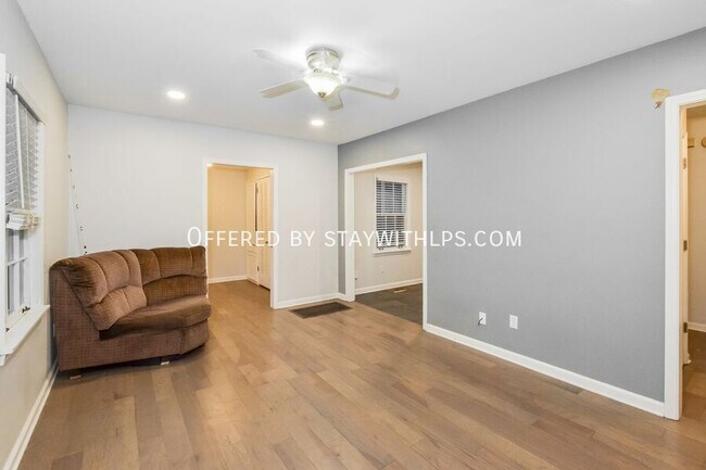 Building Photo - 820 Loeb St