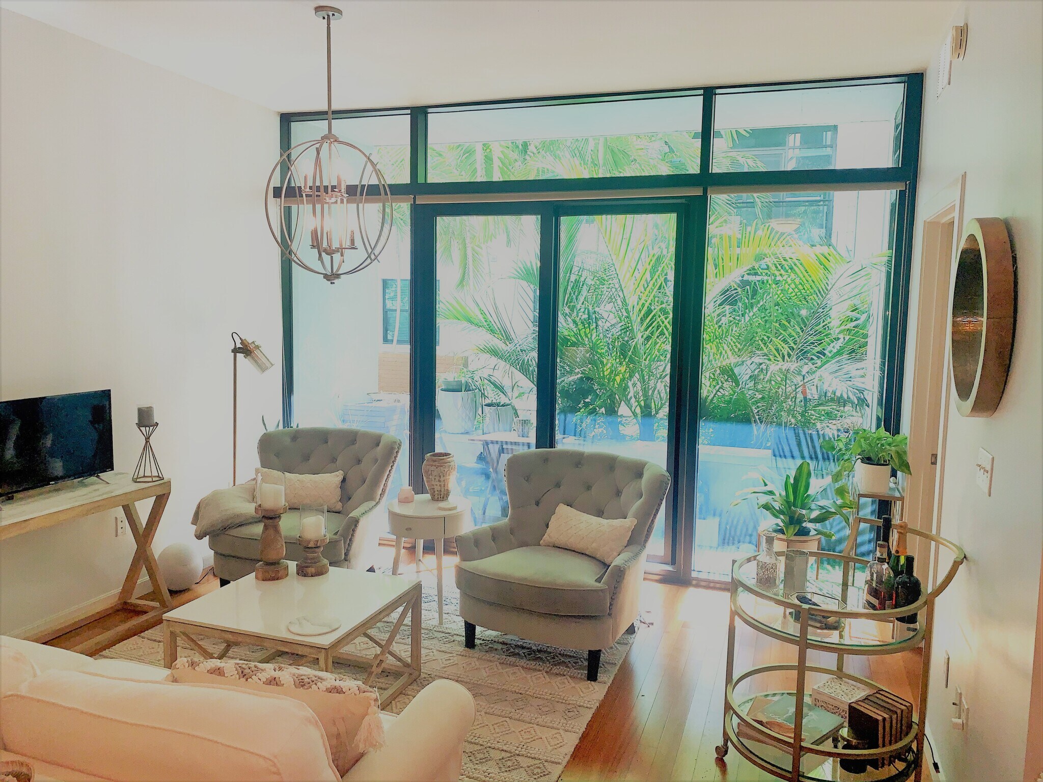 Spacious bright living space, high ceilings - 400 4th Ave S