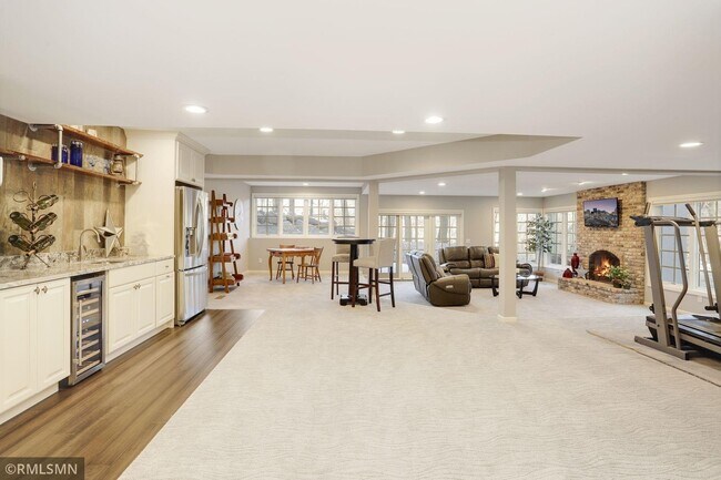 Building Photo - 14888 Pondview Cir
