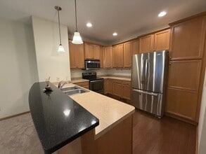 Building Photo - 2 Level Townhome in Maple Grove!