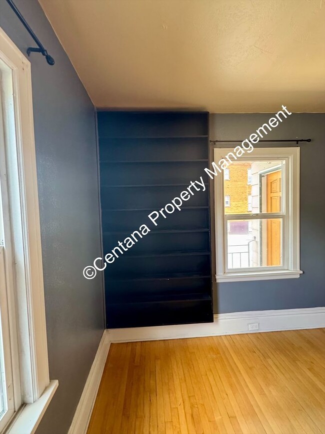 Building Photo - 5 bedroom 3 bath house with fenced yard