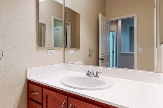 Building Photo - Town House Near Downtown Pleasanton  3 Bed...