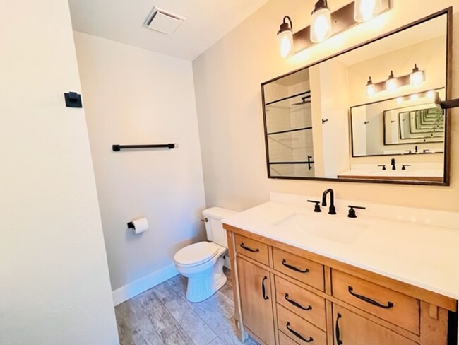 Building Photo - Move-in Ready 2BD/2.5BA Townhome in Westsi...