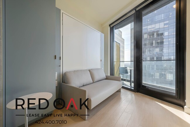 Building Photo - Fully Furnished, Luxury Private Suite, Roo...