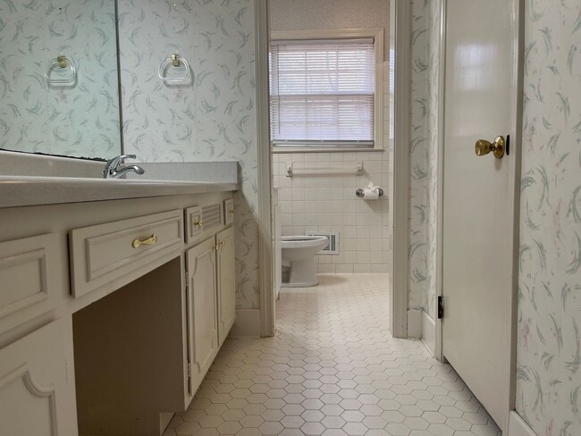 Building Photo - Beautiful Home!