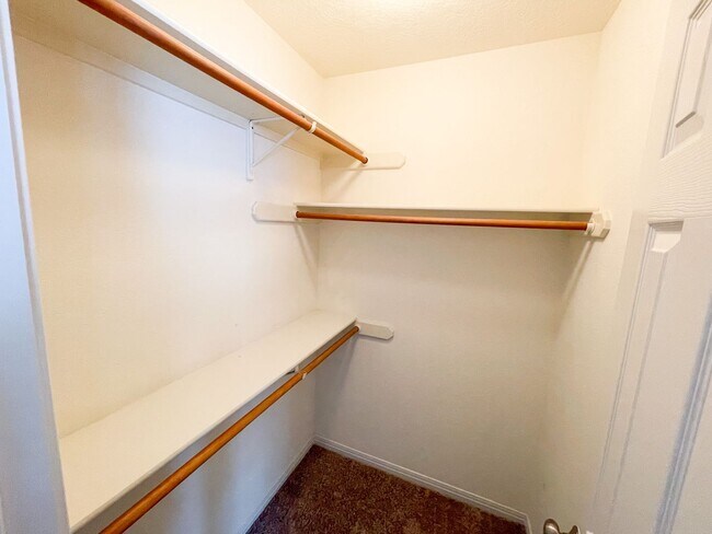 Building Photo - Beautiful 4 Bedroom 2.5 Bathroom Home in L...