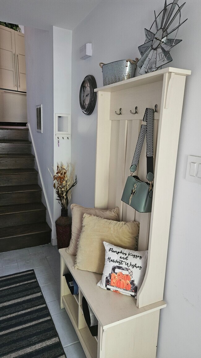 Building Photo - 415 W 7th St