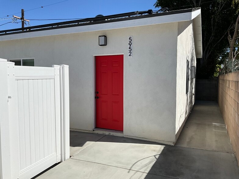 Primary Photo - 5952 Balcom Ave