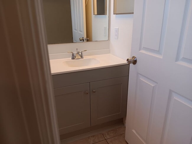 Building Photo - 3 BED 2 BATH DUPLEX FOR RENT