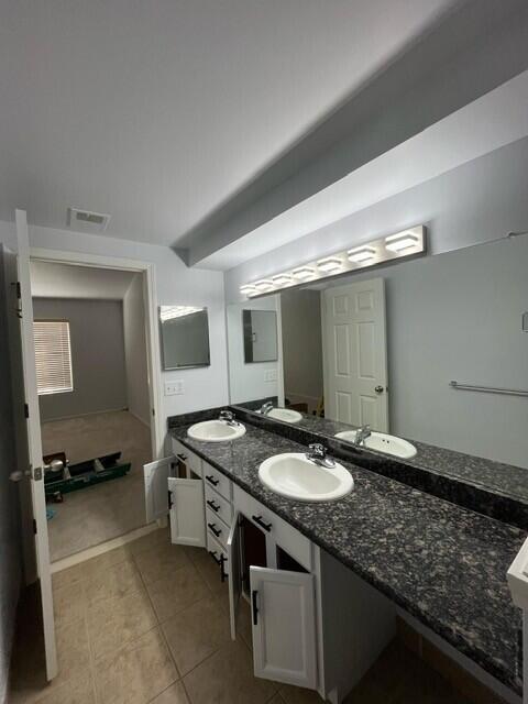 Building Photo - 119 W Oakbrook Dr