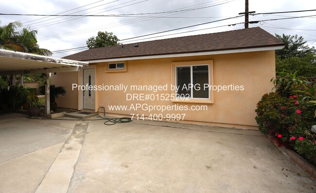 Building Photo - 2 Bedrooms + 2 Bathrooms ADU with Driveway...