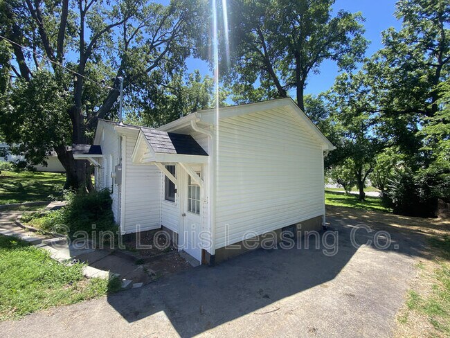 Building Photo - 3745 Dixie Dr