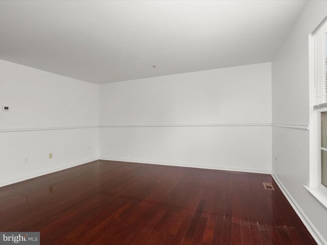 Building Photo - 601 Tivoli Rd