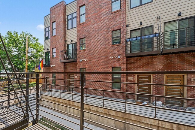 Building Photo - 2 Bed, 1 Bath Townhouse with Roof Top Deck