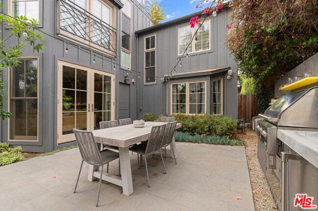 Building Photo - 942 Superba Ave