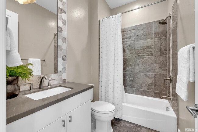 Building Photo - 724 W Pleasant Oak Trl