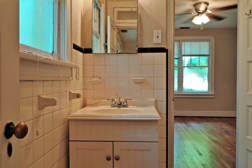 Building Photo - 120 S Harden St