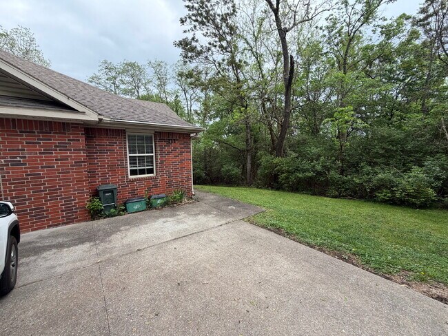 Building Photo - Beautiful Townhome in a Prime Fayetteville Location