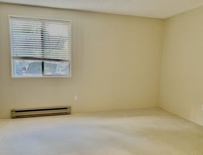 Building Photo - 1 BD 1 BA Kirkland Ground Floor Condo