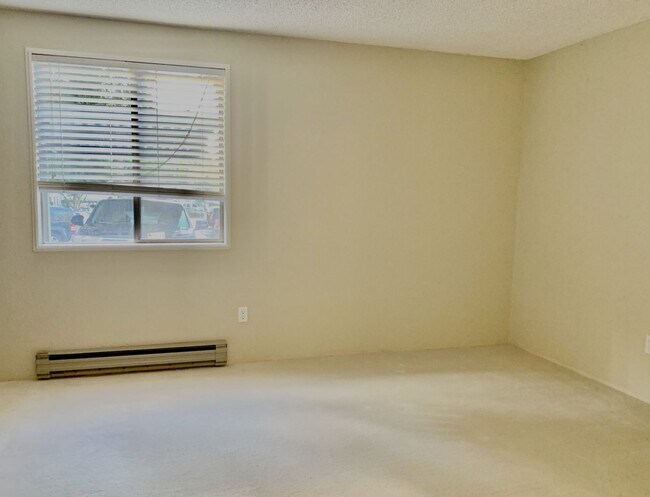 Building Photo - 1 BD 1 BA Kirkland Ground Floor Condo with Private Covered Patio