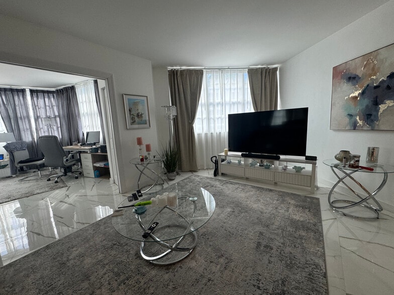 Building Photo - 999 Brickell Bay Dr