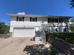 Building Photo - Spacious 3-bed, 2-bath Single Family Home!