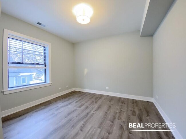 Building Photo - 2 bedroom in EVANSTON IL 60202