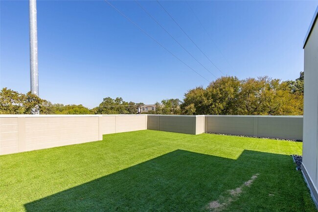 Building Photo - 2134 Lucas Dr